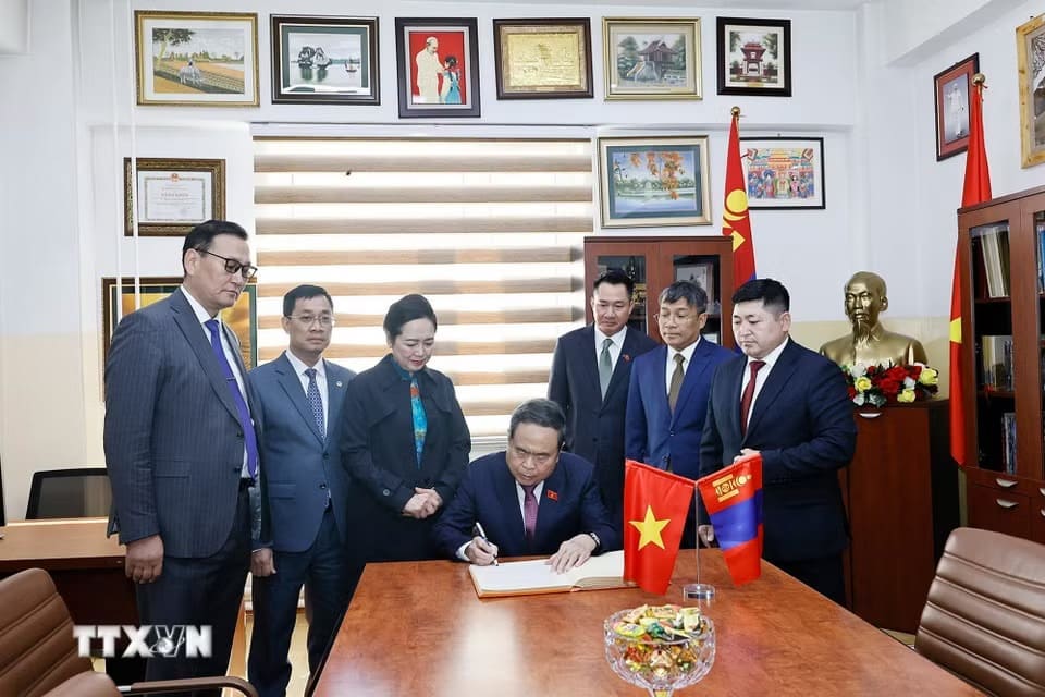 Ủy viên Bộ Chính trị, Chủ tịch Quốc hội Trần Thanh Mẫn ký sổ lưu niệm tại Trường liên cấp số 14 mang tên Chủ tịch Hồ Chí Minh. Ảnh: Doãn Tấn/TTXVN