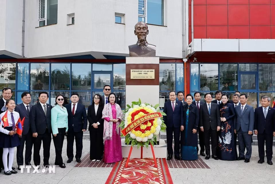 Ủy viên Bộ Chính trị, Chủ tịch Quốc hội Trần Thanh Mẫn và Phu nhân cùng đoàn đại biểu cấp cao Việt Nam đặt vòng hoa tại Tượng đài Chủ tịch Hồ Chí Minh tại Trường số 14 mang tên Chủ tịch Hồ Chí Minh ngày 9.9.2026. Ảnh: Doãn Tấn/TTXVN