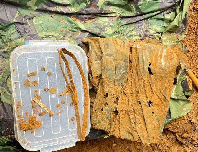 Some artifacts including belts, pens, tweezers and buttons were collected by functional forces. Photo: Quang Cuong (Da Nang City Military Command)