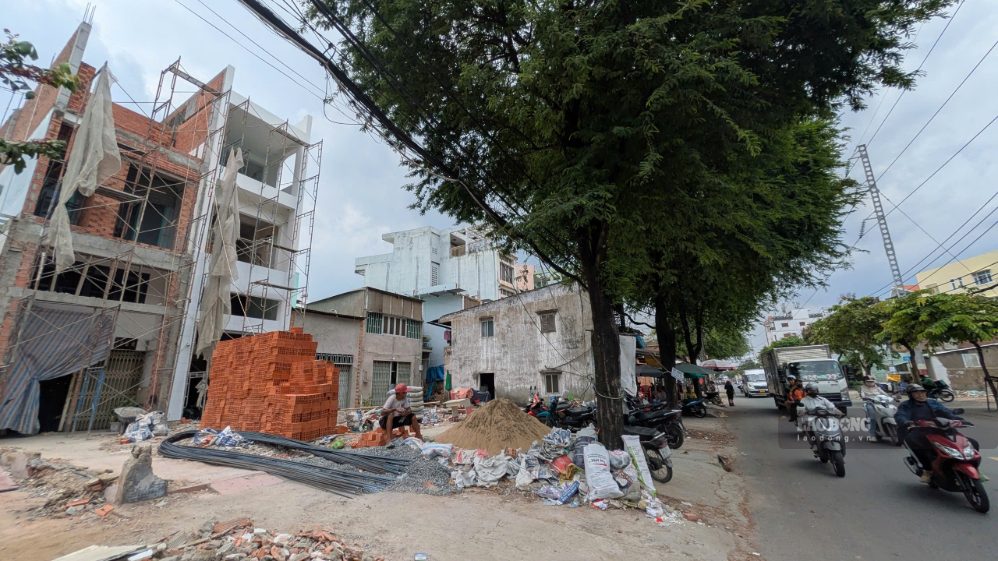 Một số nhà dân sau khi bàn giao đã sữa sang lại nhà và lùi vào bên trong. Ảnh: Anh Tú