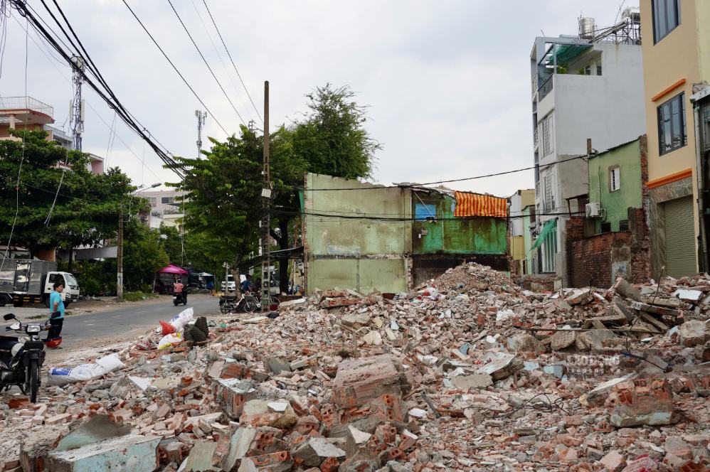 Simultaneously dismantling houses to build Binh Tien bridge and road. Photo: Nhu Quynh taken in the afternoon of September 9