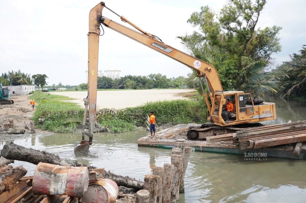 Tại xã Bình Hưng, công trường cầu đường Bình Tiên đang được triển khai nhộn nhịp, máy móc và công nhân tập trung thi công. Ảnh: Như Quỳnh