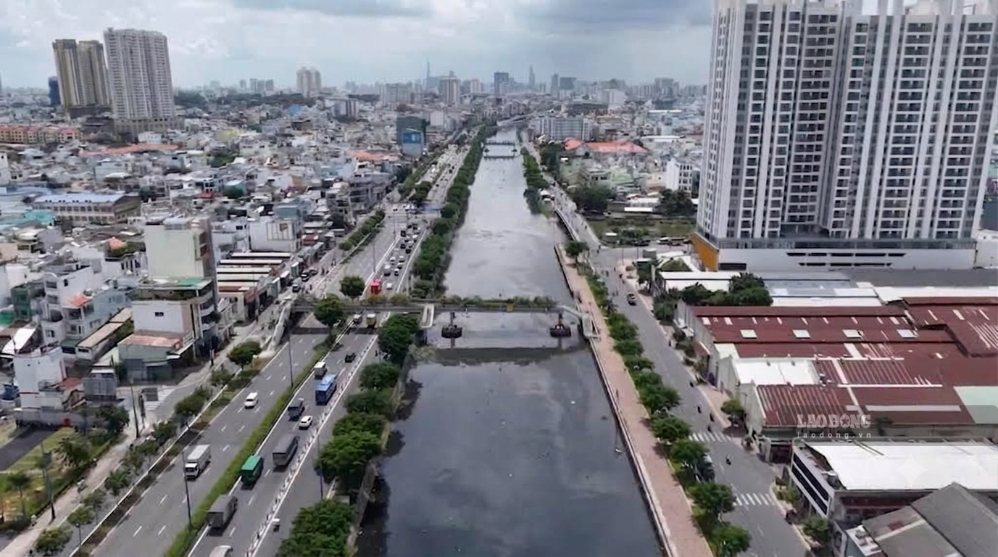 Từ nút giao Bình Tiên - Phạm Văn Chí, tuyến đi qua kênh Tàu Hủ, kênh Đôi, khu vực Bình Hưng trước khi kết nối đường Nguyễn Văn Linh. Ảnh: Anh Tú