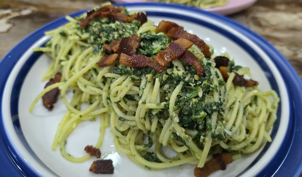How to make Italian spaghetti mixed with basil sauce and pan-fried salted pig cheeks simply, helping to change the taste for family meals. Photo: Tuan Dat, taken in September 2026