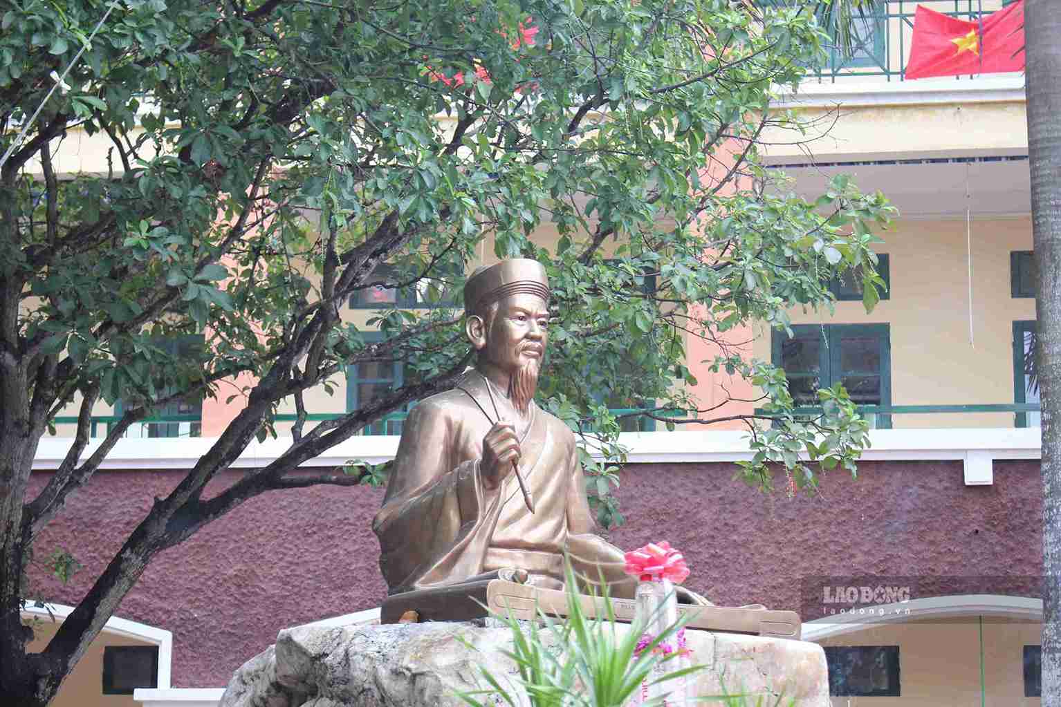 Estatua del personaje cultural Le Quy Don en los terrenos de la escuela secundaria Le Quy Don. Foto tomada el 5 de septiembre. Foto: Mai Huong