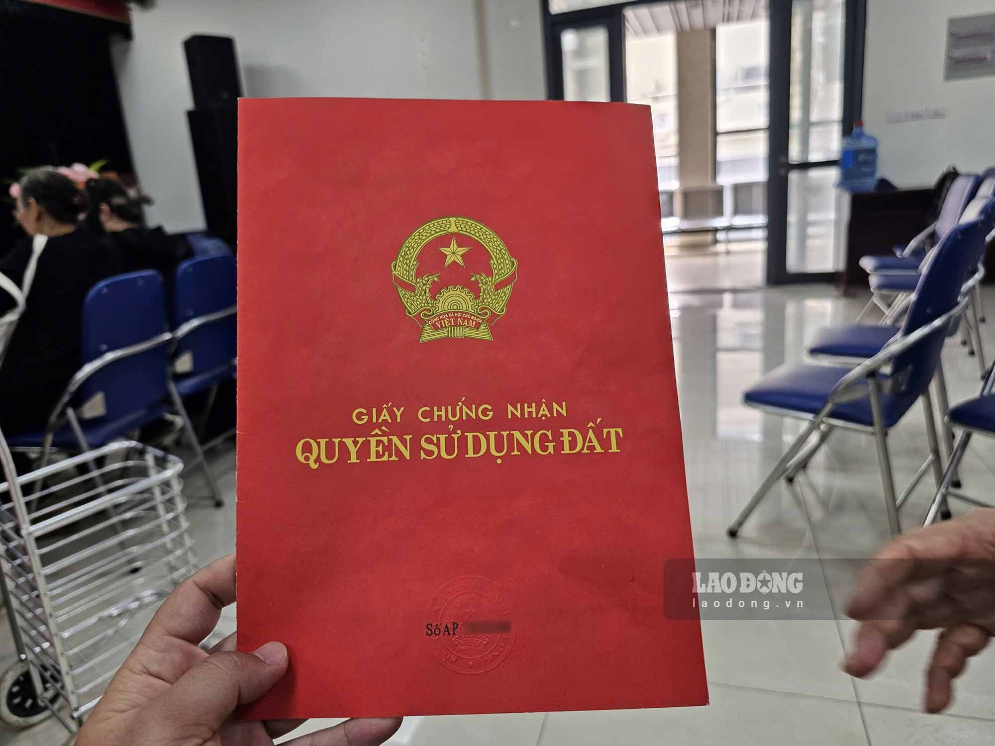 Giấy chứng nhận quyền sử dụng đất của một người dân ở Hà Nội. Ảnh: Sóng Hữu
