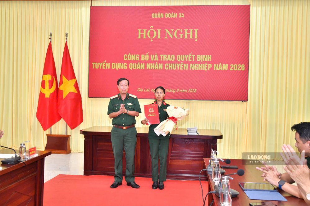 第34軍団司令部は、Rmah H'Thiệpさんの軍隊部隊への採用決定書を授与しました。写真:第34軍団提供