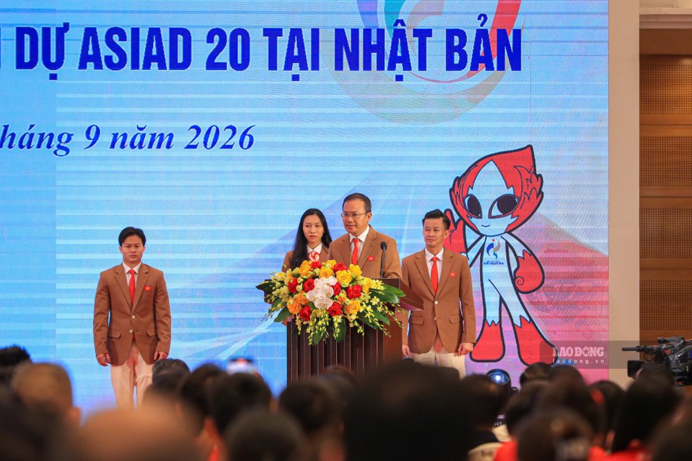 Ông Nguyễn Hồng Minh - Cục trưởng Cục Thể dục thể thao, Trưởng Đoàn thể thao Việt Nam tại ASIAD báo cáo trước khi lên đường làm nhiệm vụ. Ảnh: Minh Dân