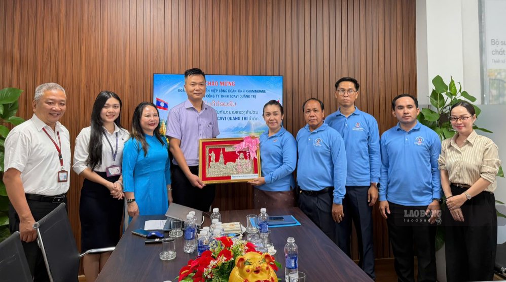 Công đoàn cơ sở SCAVI Quảng Trị tặng quà cho đoàn đại biểu Liên hiệp Công đoàn tỉnh Khăm Muội (phía phải ảnh) trong chuyến làm việc ngày 9.9. Ảnh: Hưng Thơ