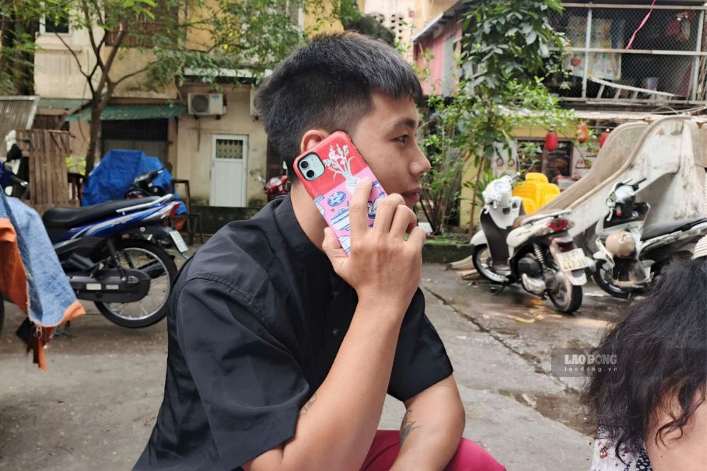 Une partie de la jeunesse ne dit plus "Alo" lorsqu'elle répond au téléphone. Photo: Duong Huong