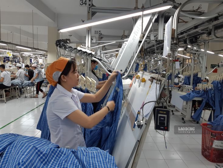 Workers working at Viet Hung Joint Stock Company. Photo: Nam Duong