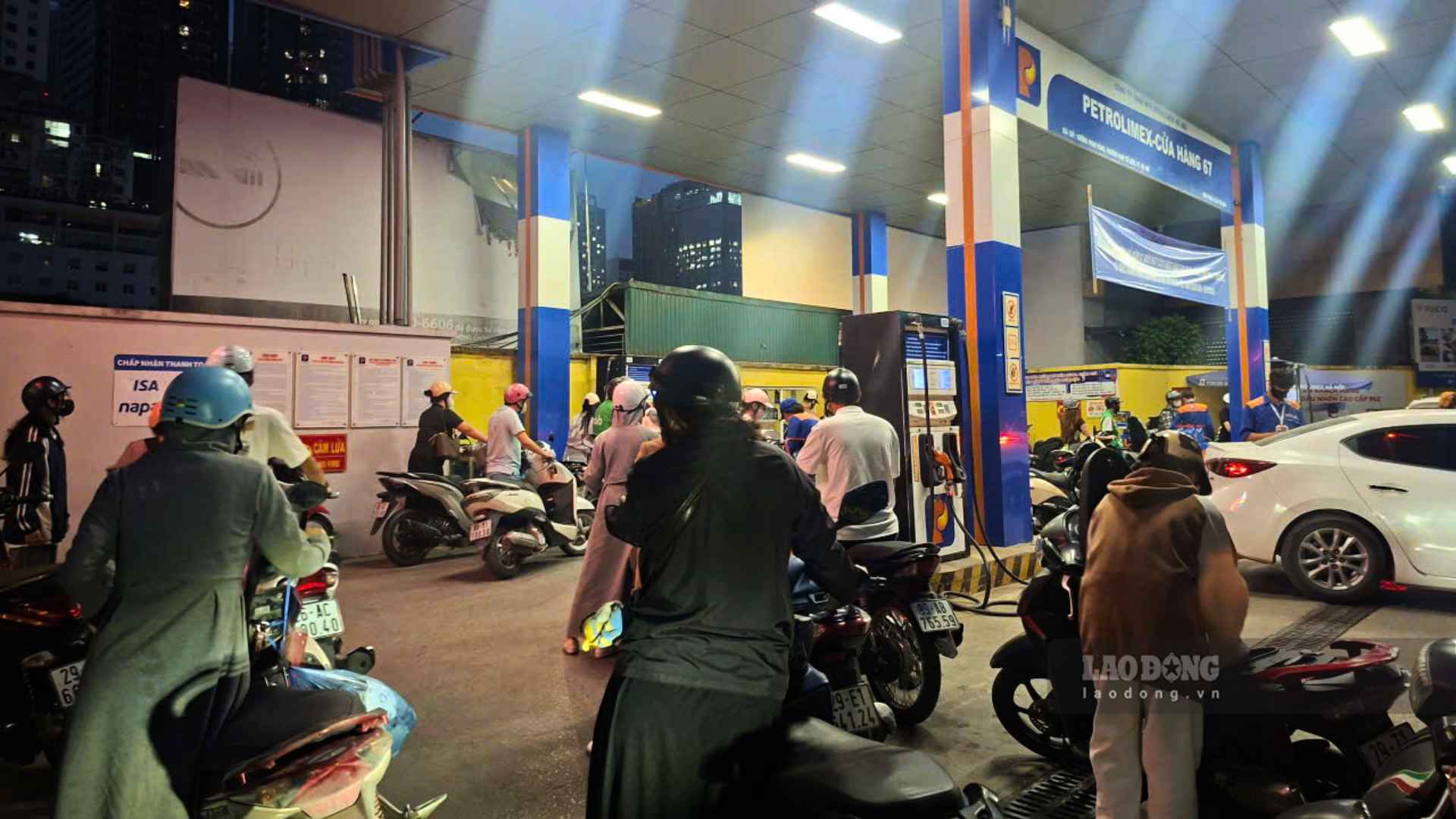 It is forecast that gasoline and oil prices in tomorrow's price adjustment period may increase. Photo: Tuyet Lan (Photo taken in September 2026).