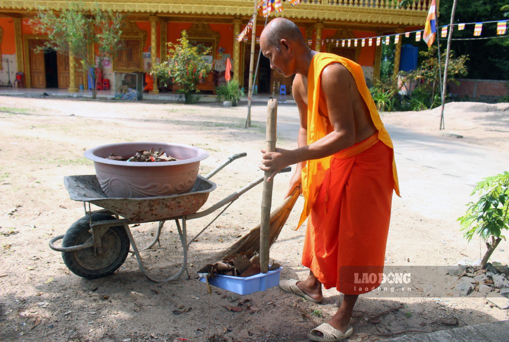 Các sư tổng vệ sinh khuôn viên. Ảnh: Thanh Mai