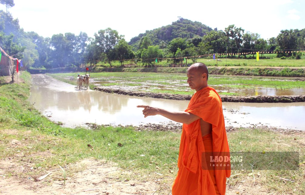 Sãi cả Chau Sóc Khonl trực tiếp giám sát, hướng dẫn các công việc nhằm đảm bảo công tác chuẩn bị được thực hiện chu đáo. Ảnh: Thanh Mai