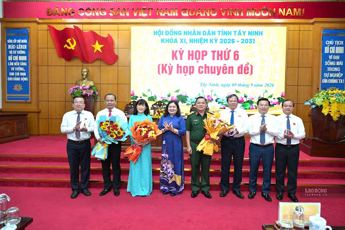 Lãnh đạo Ban Thường vụ tỉnh ủy Tây Ninh trao tặng hoa chúc mừng ông Trương Thanh Liêm, bà Nguyễn Đài Thy, ông Trần Văn Cư (từ trái sang) chiều ngày 9.9. Ảnh: Huỳnh Du