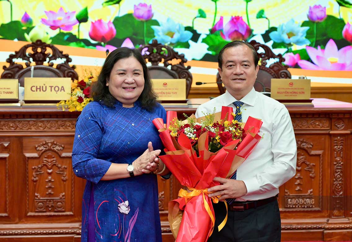 Bà Hồ Thị Hoàng Yến - Uỷ viên Ban Chấp hành Trung ương Đảng, Phó Bí thư Thường trực Tỉnh uỷ Tây Ninh trao hoa chúc mừng ông Nguyễn Hồng Thanh chiều ngày 9.9. Ảnh: Huỳnh Du
