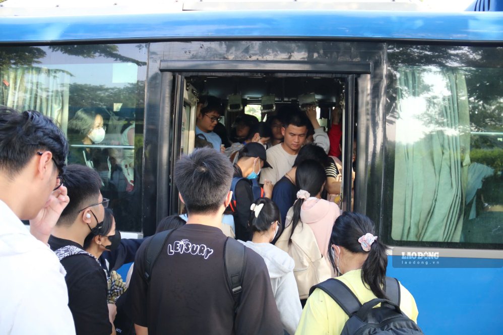 Cận cảnh bên trong xe buýt đông nghẹt, sinh viên làng Đại học chen nhau đến trường. Ảnh: Quỳnh Như (Ảnh chụp đầu năm học năm 2026-2027)
