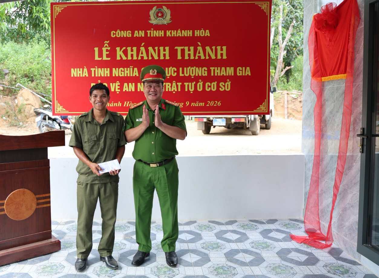 Colonel Nguyen Mau An - Deputy Director of Khanh Hoa Provincial Police presents funds to build houses for one of the 2 cases supported by the grassroots security and order force of Tay Khanh Son commune. Photo: Khanh Hoa Police