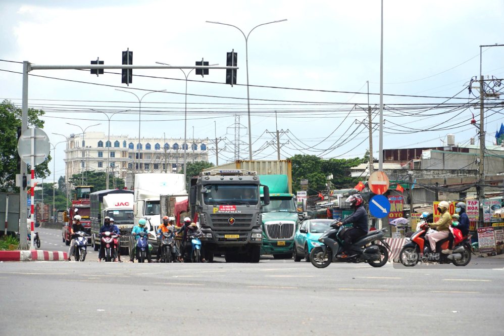 Giao thông Cổng 11 qua phường Long Hưng, phường Phước Tân, TP Đồng Nai ngày 9.9. Ảnh: HAC
