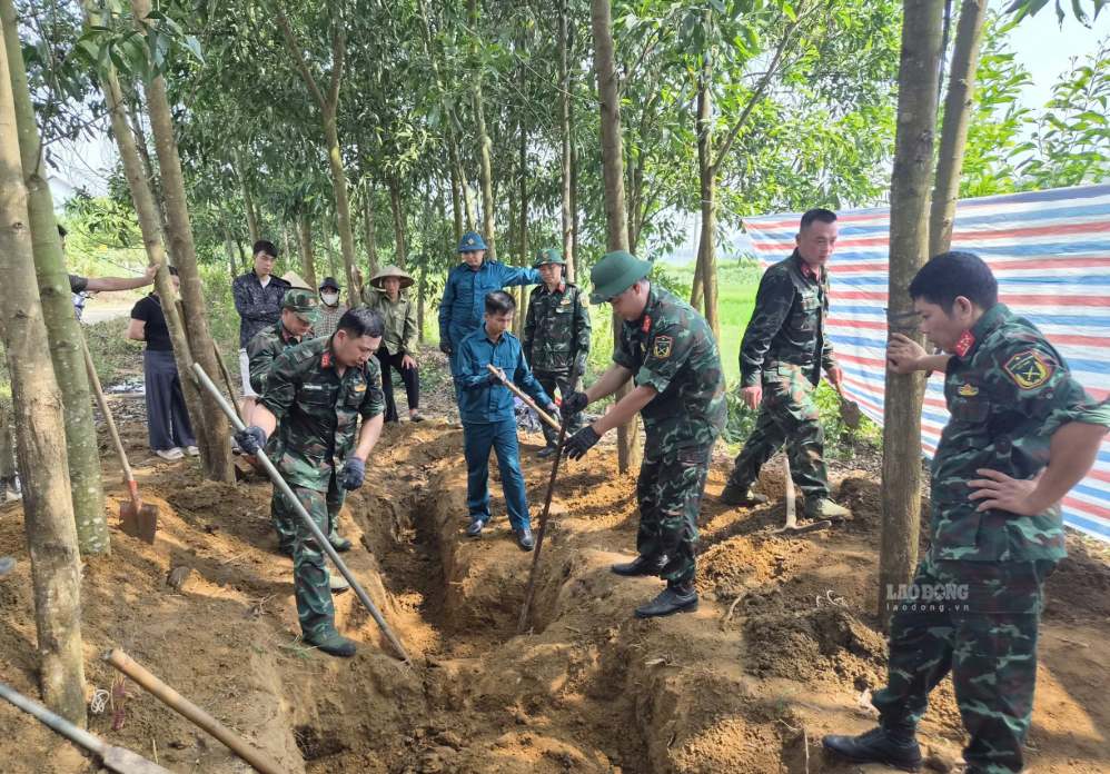 Functional forces conduct excavations on September 7, in Binh Thuan ward. Photo: Nguyen Phuong
