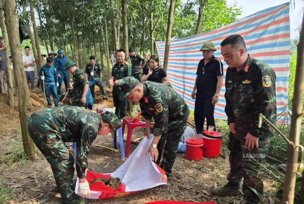 Công tác khai quật những ngôi mộ tại tổ dân phố 8 phường Bình Thuận diễn ra thận trọng, trang nghiêm trong ngày 7.9. Ảnh: Nguyễn Tùng