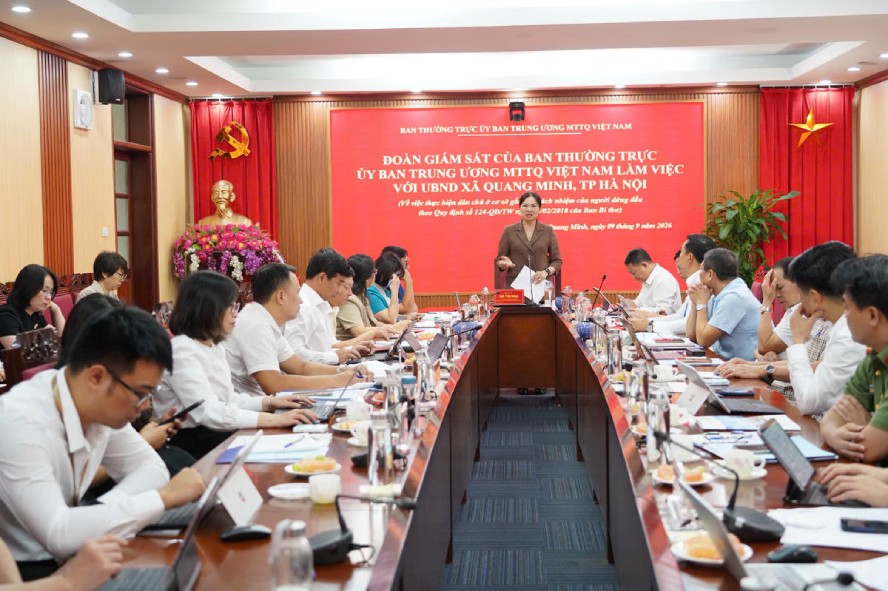 Member of the Party Central Committee, Vice Chairman - Secretary General of the Central Committee of the Vietnam Fatherland Front Ha Thi Nga spoke at the working session of the Supervisory Delegation of the Standing Committee of the Central Committee of the Vietnam Fatherland Front on implementing democracy at the grassroots level associated with the responsibility of the head who worked with Quang Minh commune, Hanoi. Photo: Huong Diep/ Fatherland Front