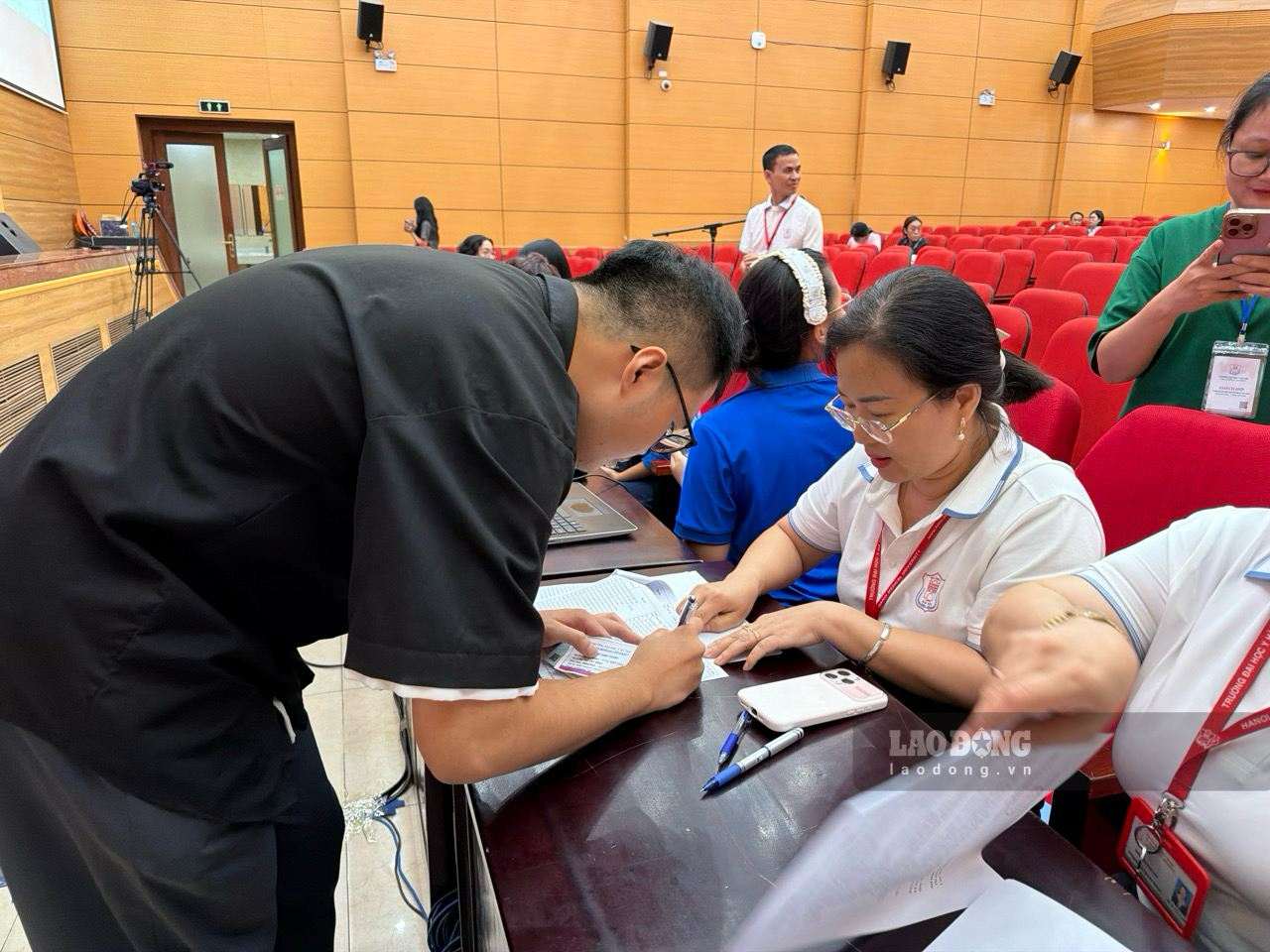 Bác sĩ nội trú chuyên ngành Y pháp ký xác nhận trực tiếp vào sổ đăng ký chuyên ngành. Ảnh: Thùy Linh