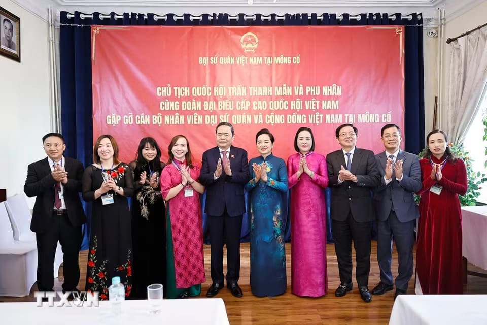 Politburo Member, National Assembly Chairman Tran Thanh Man and his wife with delegates. Photo: Doan Tan/VNA