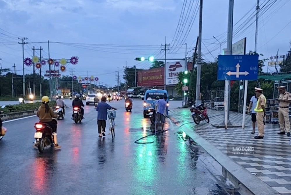 Traffic police arrive to regulate traffic at the oil-stained road surface, afternoon of September 9. Photo: Duy Tuan