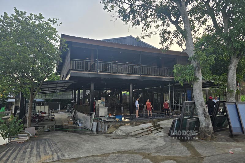 Mr. Ly's family is building a restaurant near the inter-regional road intersection. Photo: To Cong