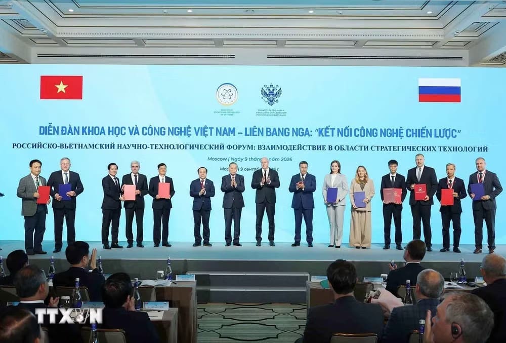 Tổng Bí thư, Chủ tịch nước Tô Lâm và Phó Thủ tướng Nga Dmitry Chernyshenko chứng kiến trao thỏa thuận hợp tác giữa hai nước. Ảnh: Thống Nhất/TTXVN