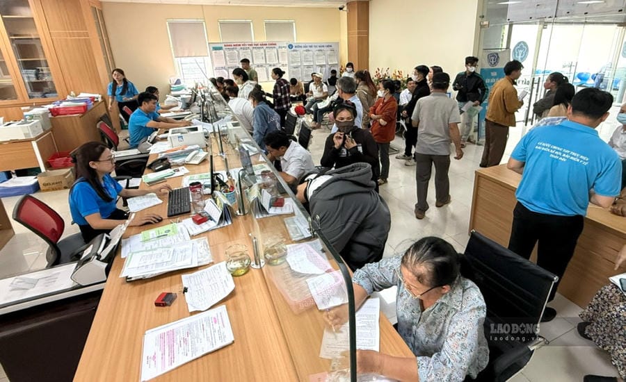 Workers completing social insurance procedures in Lam Dong. Photo: Duy Tuan taken in September 2026