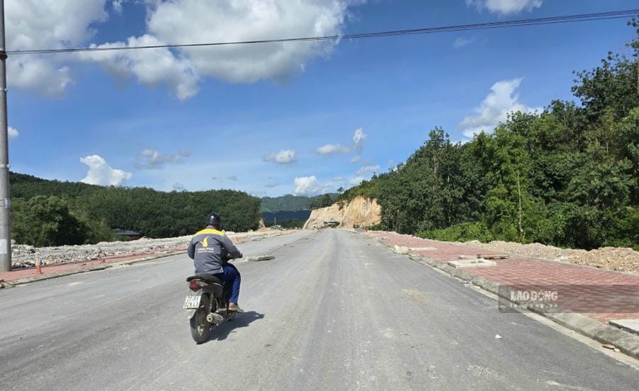 Many transportation projects, creating growth momentum for Dien Bien, are being implemented. Photo: Thanh An (taken on September 9).