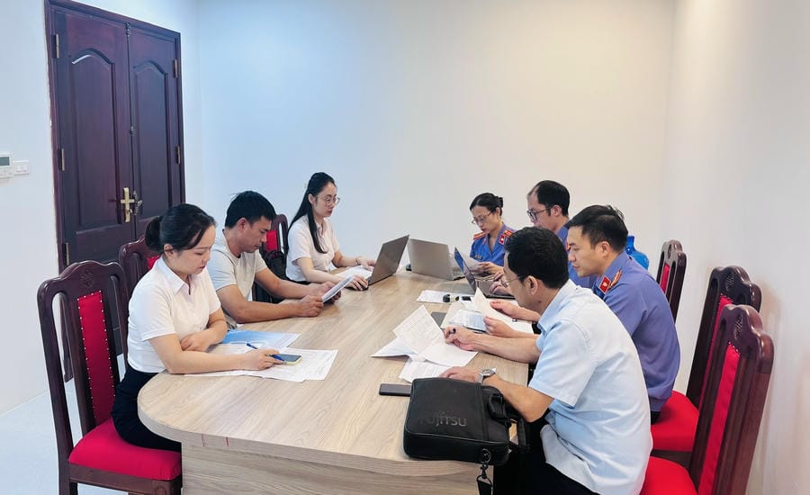 Quang Ninh City People's Procuracy coordinates with relevant units to work with violating businesses in the spirit of "recommend first, sue later". Photo: Provided by Quang Ninh City People's Procuracy