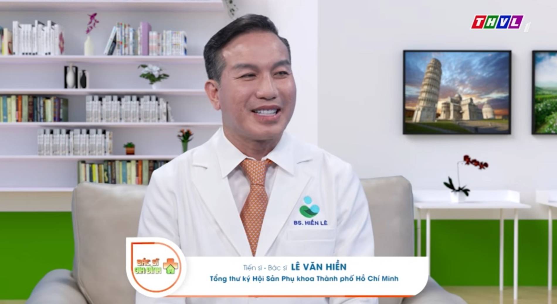 Bác sĩ Lê Văn Hiền tư vấn về những lưu ý khi bổ sung canxi trong thai kỳ. Ảnh: Kênh Truyền hình Vĩnh Long cung cấp.