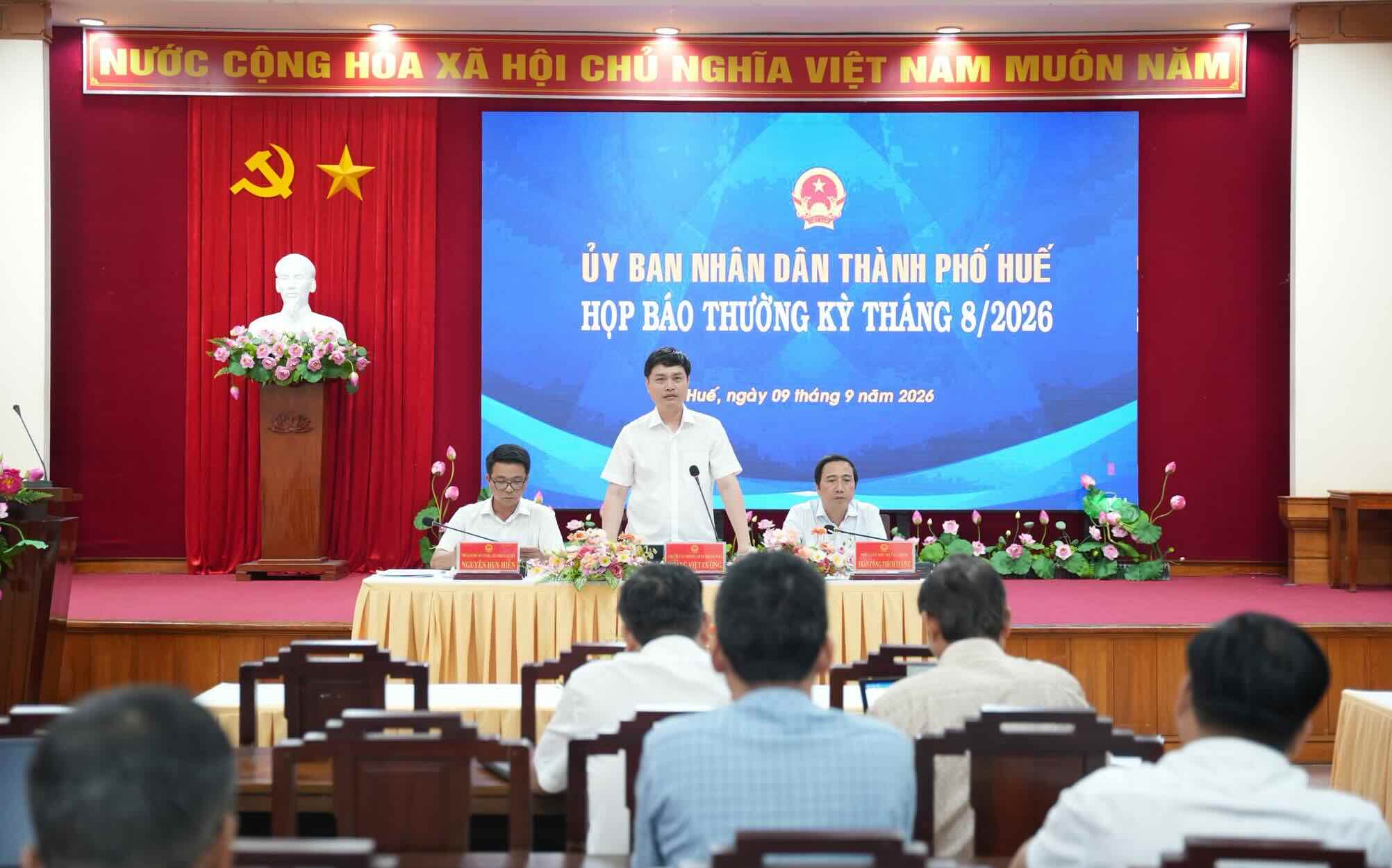Chief of Office of Hue City People's Committee Hoang Viet Cuong informed that, according to statistics from the City Department of Education and Training, about 21% of students do not have textbooks, and grade 12 is the most lacking. Photo: Hue City People's Committee.