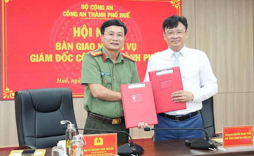 Colonel Duong Van Thoan (left cover) is assigned to be in charge of Hue City Police. Photo: Hue City Police