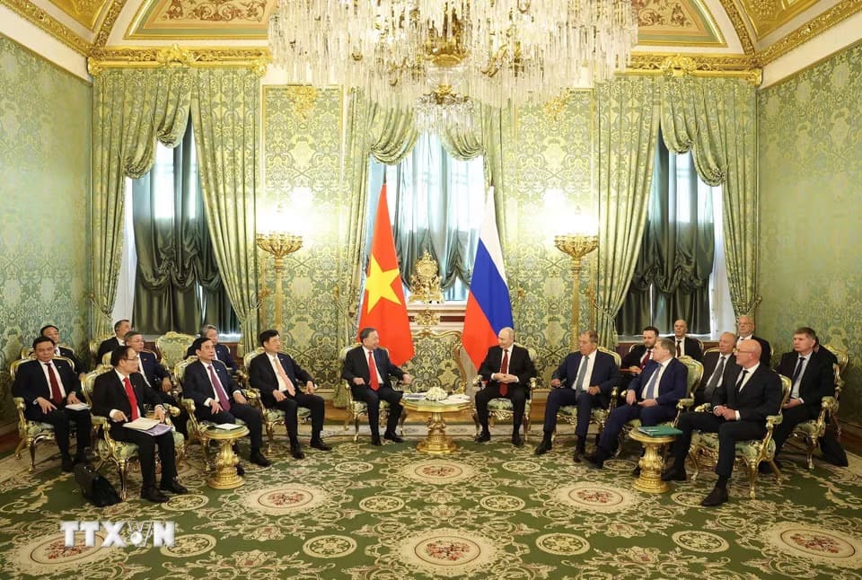 Tổng Bí thư, Chủ tịch nước Tô Lâm gặp hẹp với Tổng thống Nga Vladimir Putin. Ảnh: Thống Nhất/TTXVN