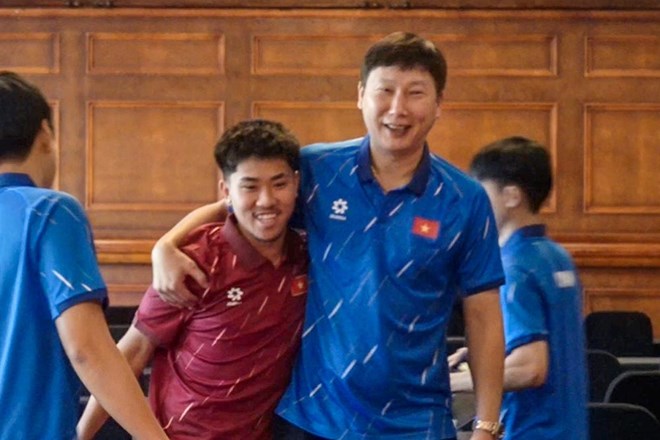 Ngo Dang Khoa and coach Kim Sang-sik in the gathering to prepare for ASEAN CUP 2026. Photo: VFF