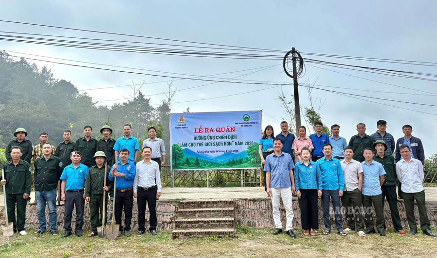 Công đoàn phường Nghĩa Lộ phối hợp với Ban Quản lý rừng phòng hộ Mù Cang Chải phát động trồng cây ngày 9.9. Ảnh: An Vi