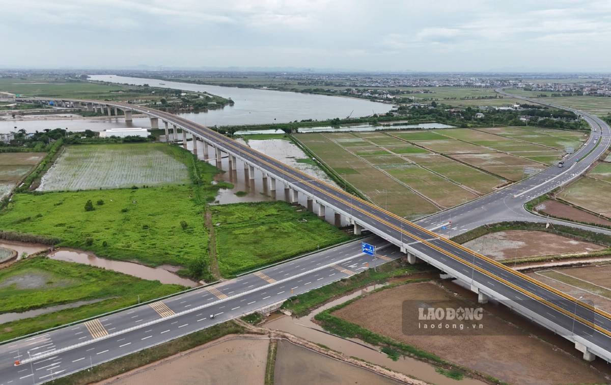 Restricting inland waterway traffic to serve the drilling and geological survey of the Day River overpass in Ninh Binh. Photo: Luong Ha