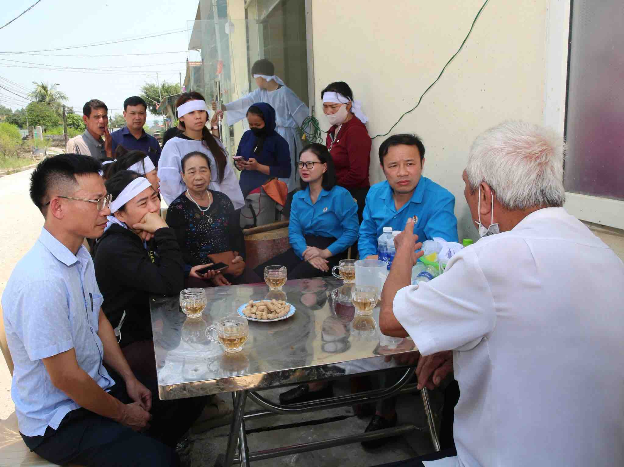 Nghe An Provincial Labor Federation visits the family of the unfortunate deceased union member. Photo: Nghe An Trade Union posted on September 8
