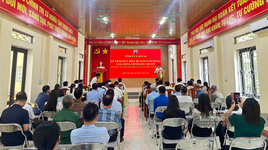 Quang cảnh lễ trao Huy hiệu 80 năm tuổi Đảng chiều 9.9. Ảnh: Nghĩa Tâm