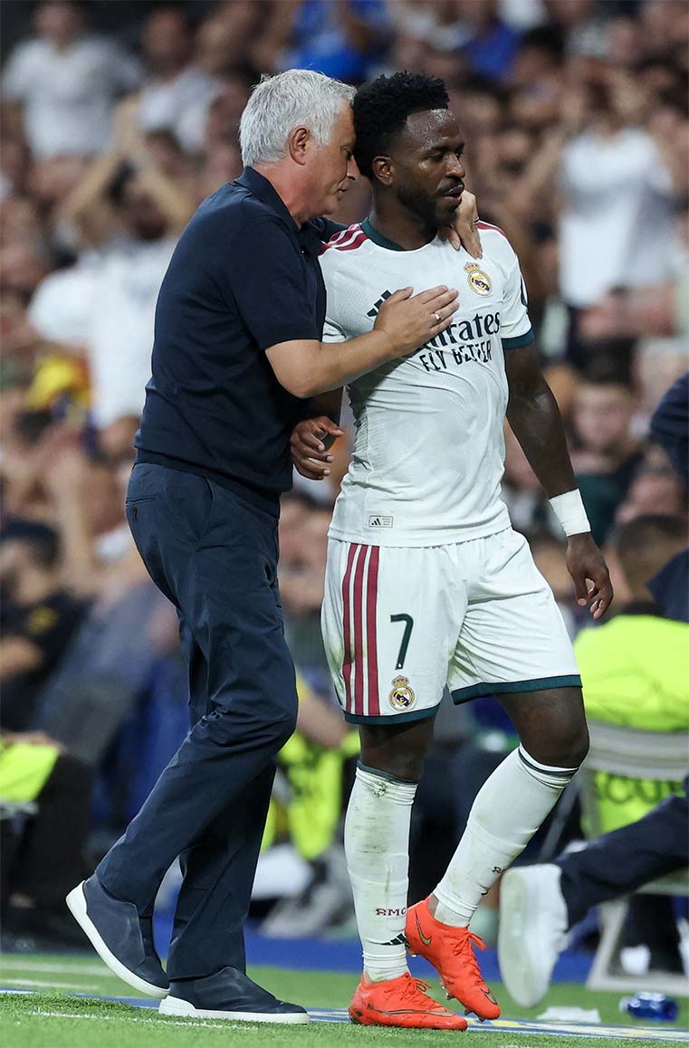 Jose Mourinho rất thông cảm với Vinicius sau khi tiền đạo người Brazil bị cổ động viên đội nhà la ó. Ảnh: AFP