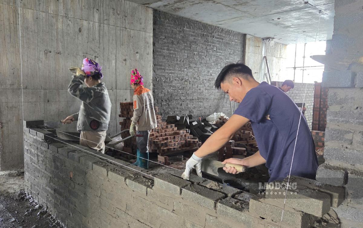 No longer penalizing the error of missing a labor safety logbook in construction works according to new regulations. Illustrative photo: Nhu Ha
