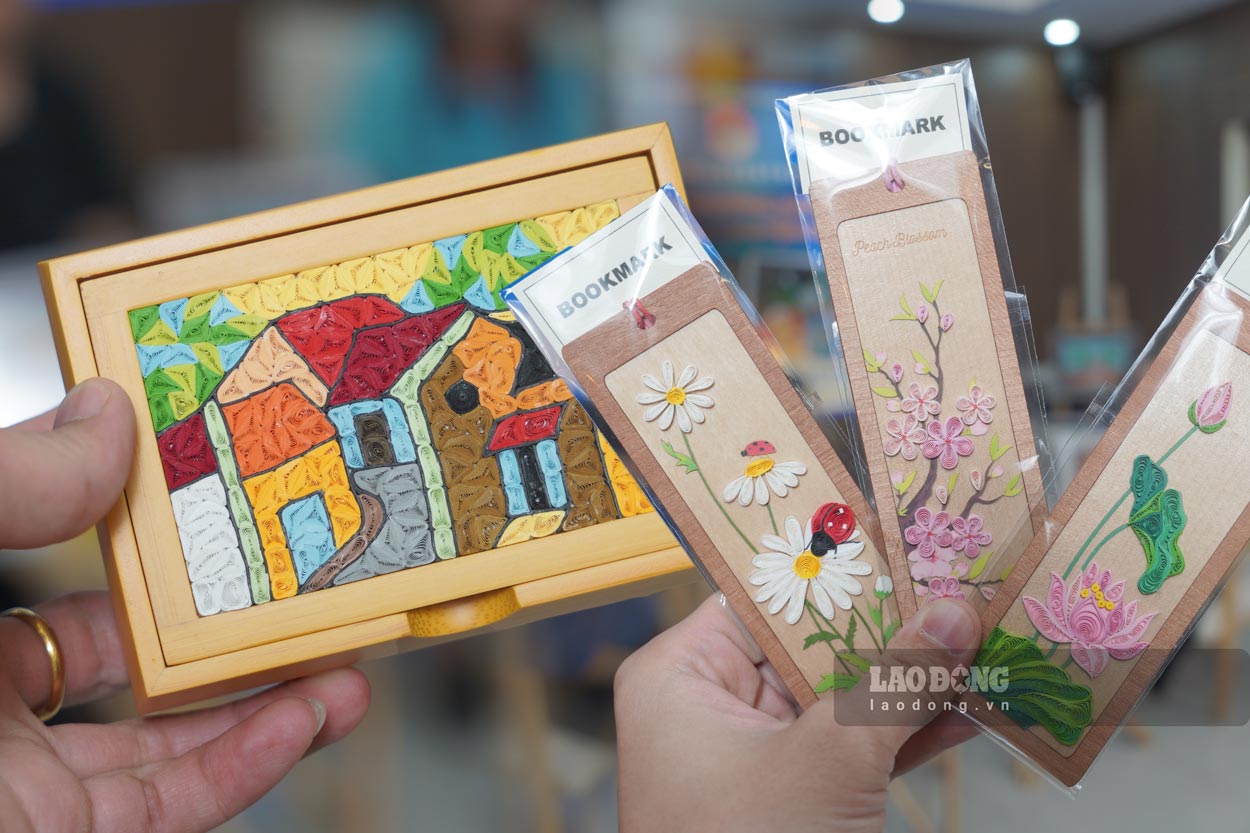 Các sản phẩm chủ yếu được làm từ giấy cuộn, tạo thành tranh phong cảnh, hoa sen, hộp bút, đánh dấu sách, khuyên tai,... (Ảnh chụp ngày 9.9.2026). Ảnh: Linh Anh