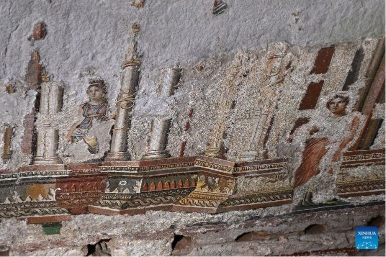 Tác phẩm tranh khảm đá “Great Mosaic” có từ thế kỷ thứ nhất sau Công nguyên được phục dựng tại Nhà tắm Trajan ở Rome ngày 8.9.2026. Ảnh: Xinhua