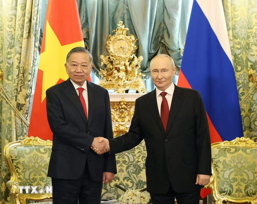 Tổng Bí thư, Chủ tịch nước Tô Lâm và Tổng thống Nga Vladimir Putin chụp ảnh chung trước hội đàm. Ảnh: Thống Nhất/TTXVN