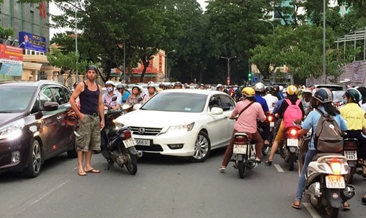 Ông tây dùng xe máy chặn trước đầu ôtô 4 chỗ trên đường Đinh Tiên Hoàng, quận 1 (Ảnh minh họa từ Zing News)