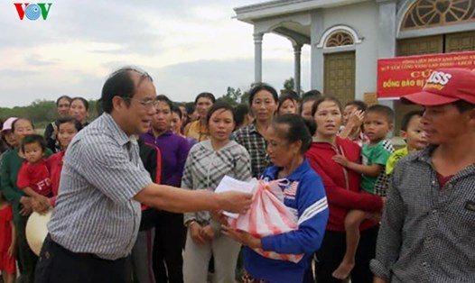 Phó Chủ tịch Tổng Liên đoàn Lao động Việt Nam trao quà Quỹ Tấm Lòng Vàng cho người dân vùng lũ